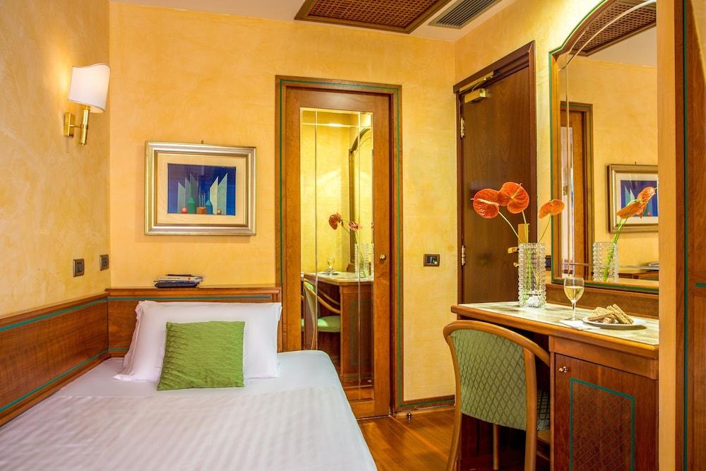 Hotel Regno Roma Exterior foto